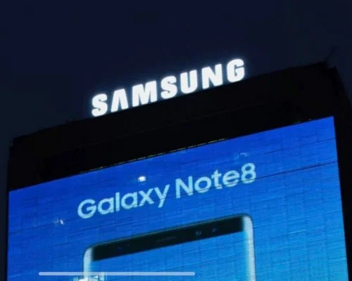 Podświetlany napis na szklanej fasadzie. Konstrukcja dachowa. Litery podświetlane Samsung